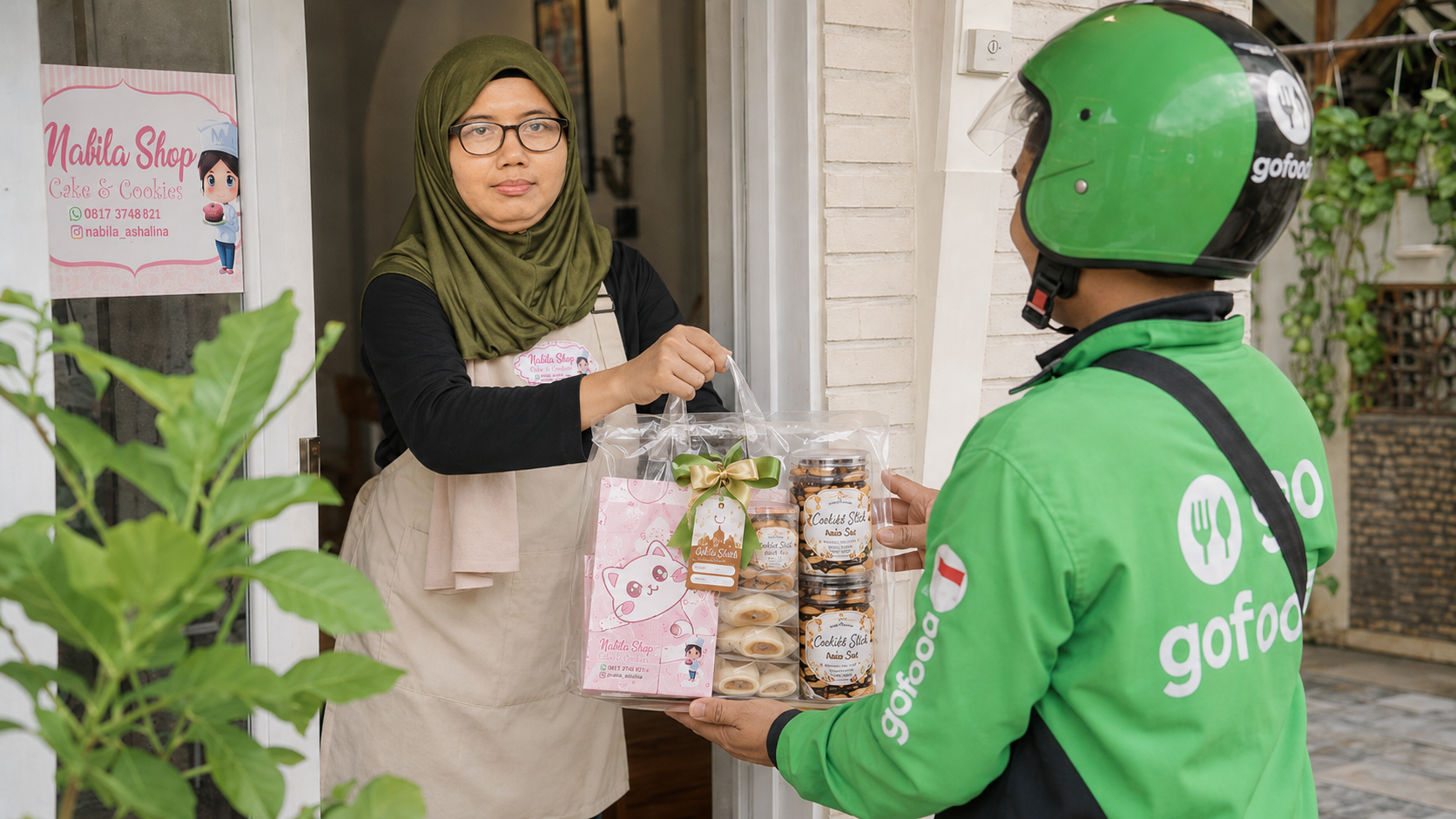Penyerahan paket kue Nabila Shop kepada driver GoFood